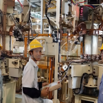 公司售后服务部人员国庆期间加班加点突击重点项目